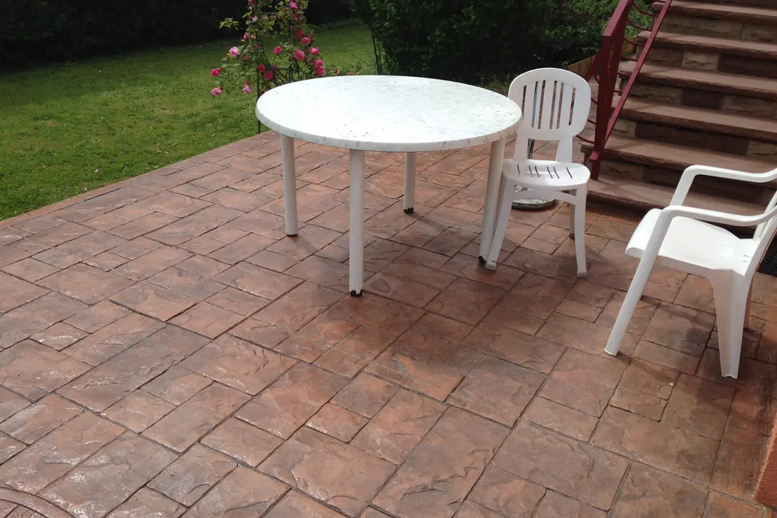 Logement avec sol en béton imprimé dans l'espace de vie extérieur à Besançon.